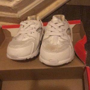 baby nike huarache white
